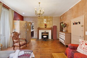 Interior - Bed and Breakfast 'Chambre Rouge' with Private Terrace, Shared Garden and Wi-Fi (Groléjac)