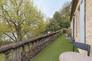 Outdoor dining - Bed and Breakfast 'Chambre Verte' with Private Terrace, Shared Garden and Wi-Fi (Groléjac)