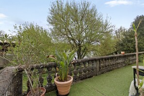 Property grounds - Bed and Breakfast 'Chambre Verte' with Private Terrace, Shared Garden and Wi-Fi (Groléjac)
