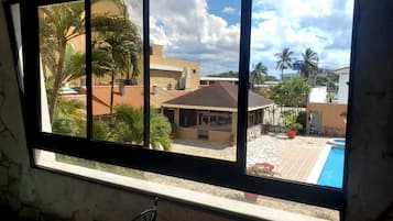 Comfort Room, Pool View | Living area