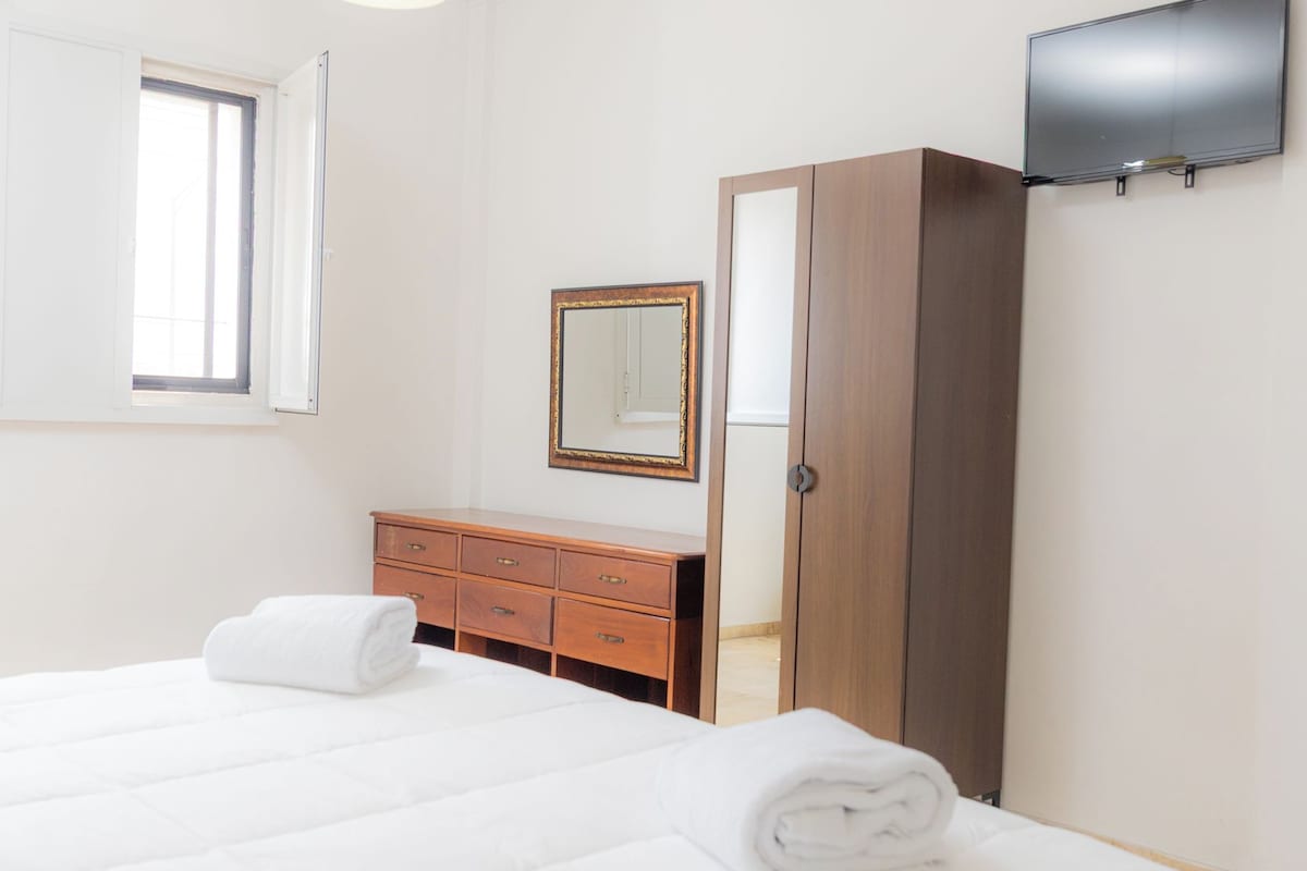 Habitación Deluxe, vista a la ciudad, piso ejecutivo | Caja de seguridad en la habitación y cunas gratuitas 