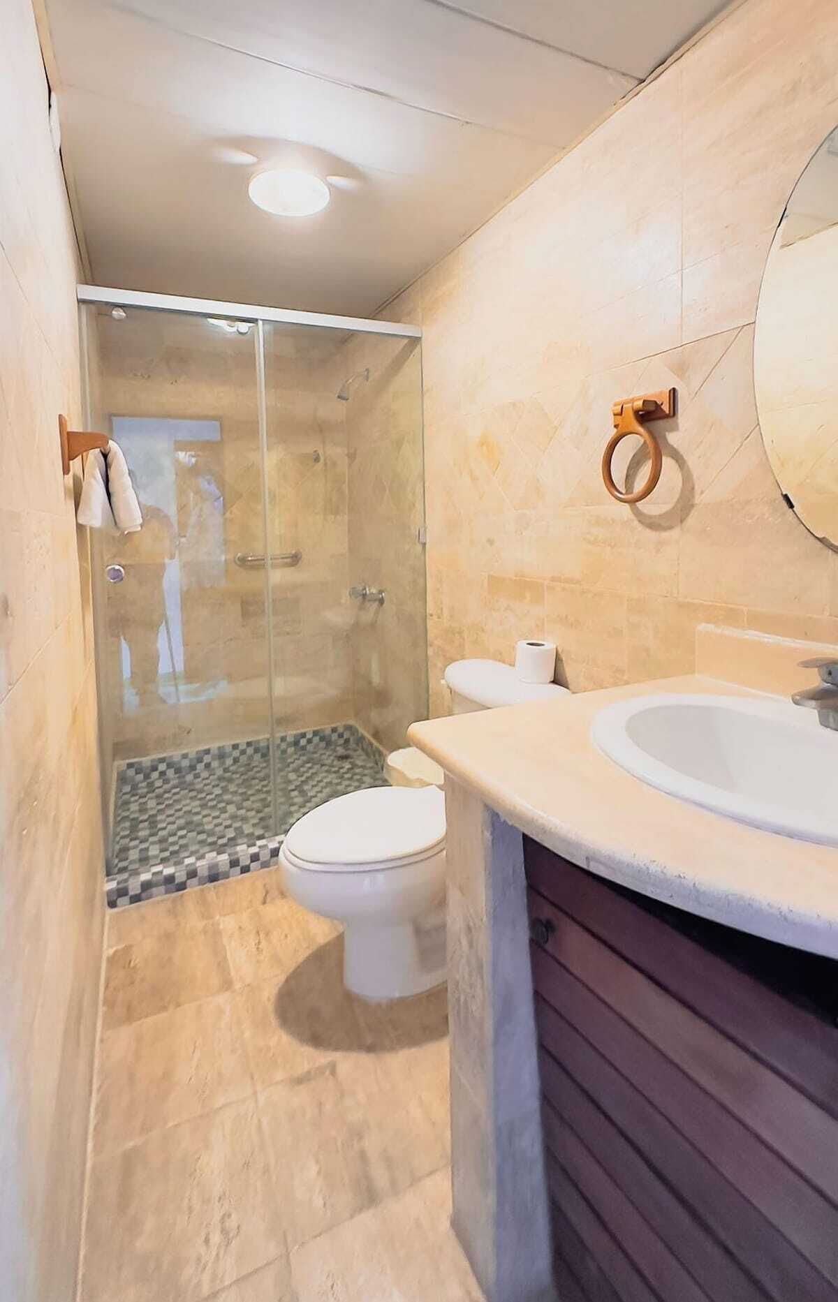 Handuk, sabun,  dan tisu toilet