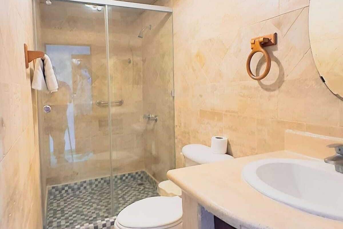 Handuk, sabun, dan tisu toilet