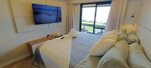 4 bedrooms, iron/ironing board, Internet, bed sheets - Beautiful beachfront apartment in Gaivotas - Ingleses Norte (Ingleses do Rio Vermelho)