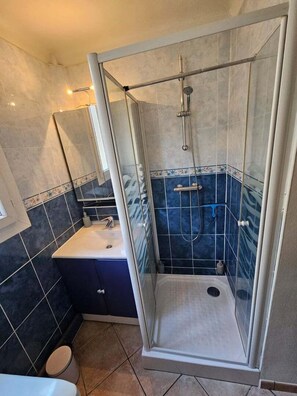 Shower, hair dryer - La Casa de la Canéda – Charming 2-Bedroom Apt (Sarlat-la-Canéda)