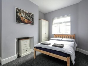 Tabla de planchar con plancha, wifi y ropa de cama 