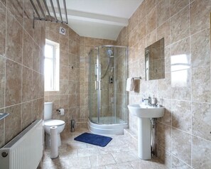 Regadera, secadora de cabello, toallas, jabón 