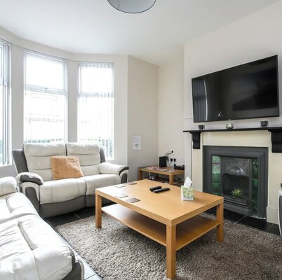 5 bedroom house, free parking, near football, sleeps 8