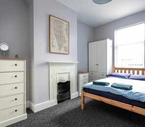 Tabla de planchar con plancha, wifi y ropa de cama 