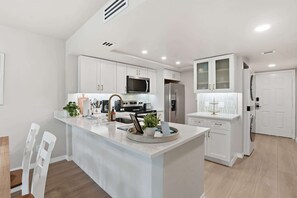 Fridge, microwave, oven, stovetop - B-114 -Totally Remodeled With Walk Out Lanai (Naples)