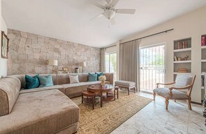 Smart TV, books, stereo - Incredible Residence in the historic center of La Paz and a few steps from the Malecon. (La Paz)