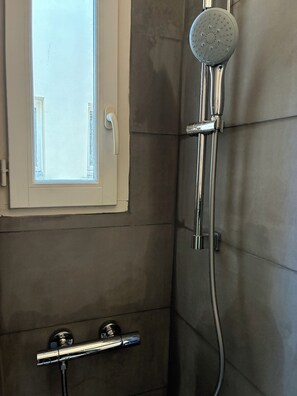 Shower, hair dryer, towels, toilet paper - Luxembourg Montparnasse (Paris)