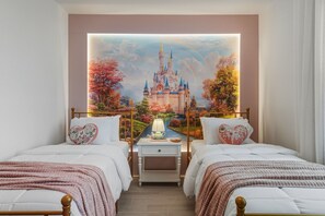Desk, iron/ironing board, travel cot, free WiFi - Luxury Orlando Escape: Pool, Games & Themed Rooms (Orlando)