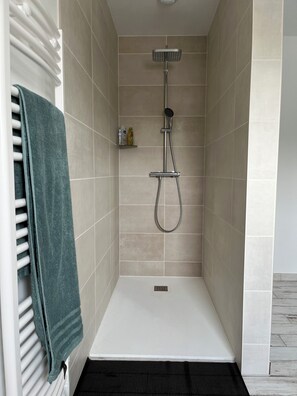 Haartrockner, Handtücher, Seife, Toilettenpapier