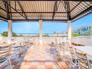 House | Outdoor dining