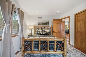 3 bedrooms, desk, iron/ironing board, WiFi - Pet-Friendly Home Near Vogel State Park (Blairsville)