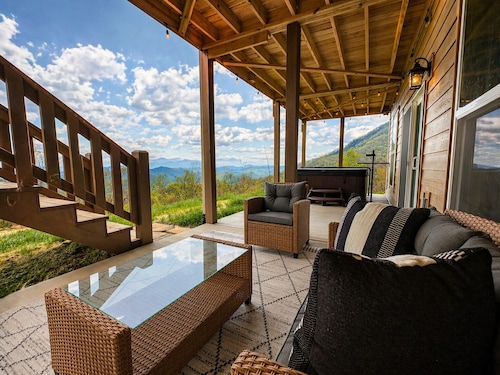 Luxury 6BR Home Sleeps 18 - Hot Tub, Theater, Game Room, Fire Pit, Views, Gated