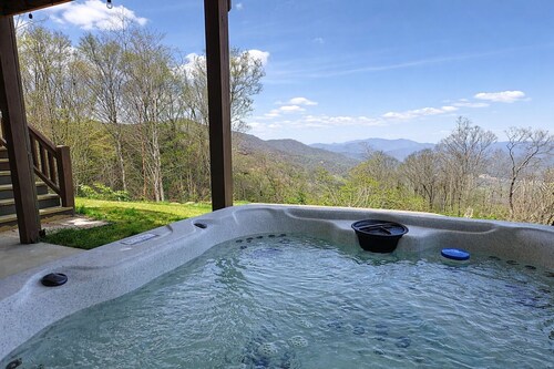 Luxury 6BR Home Sleeps 18 - Hot Tub, Theater, Game Room, Fire Pit, Views, Gated