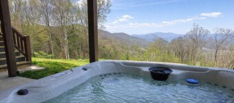 Luxury 6BR Home Sleeps 18 - Hot Tub, Theater, Game Room, Fire Pit, Views, Gated