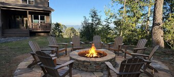 6 Bedroom Luxury House - Movie Room, Game Room, Hot Tub, Fire Pit, Views, Gated