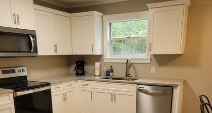 2 bedroom apartment close to campus! Perfect gameday location.