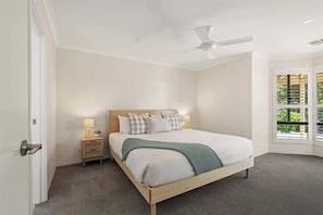 5 chambres, fer et planche à repasser, Wi-Fi, draps fournis