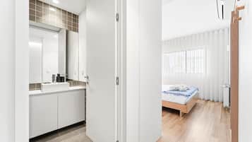 3 quartos, ferros/tábuas de passar roupa, acesso à internet