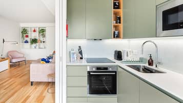 Jääkaappi, mikroaaltouuni, uuni, astianpesukone