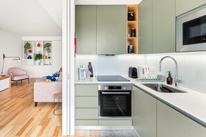 Jääkaappi, mikroaaltouuni, uuni, astianpesukone