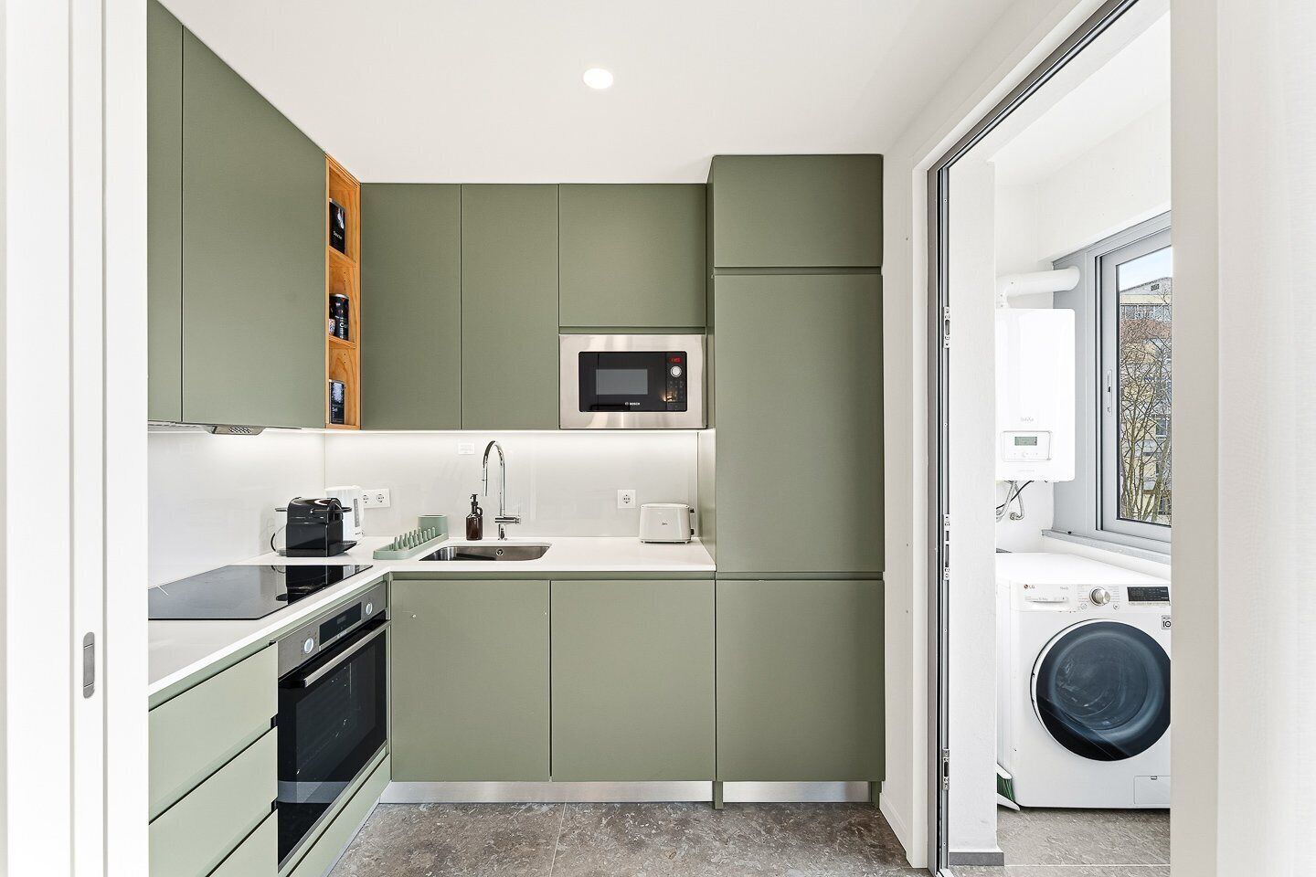 Jääkaappi, mikroaaltouuni, uuni, astianpesukone