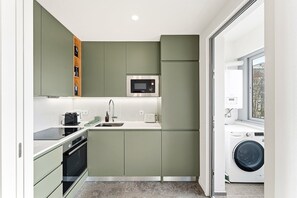 Jääkaappi, mikroaaltouuni, uuni, astianpesukone