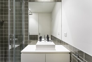 Shower, hair dryer, towels - GuestReady - Seaside retreat - 4D (Matosinhos)