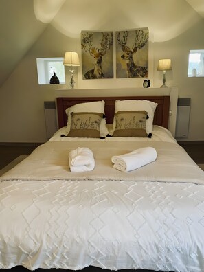 Tabla de planchar con plancha, wifi y ropa de cama 