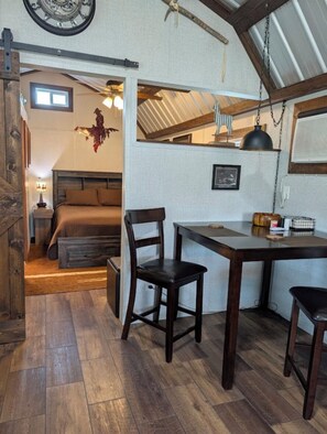 1 bedroom, iron/ironing board, WiFi, bed sheets - Gerrie's Place at Figment Llama Ranch Foundation  -  Near Round Top TX (New Ulm)