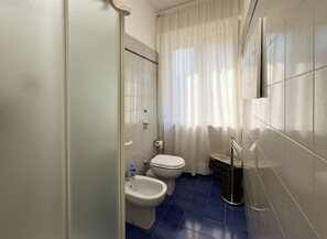 Shower, hair dryer, bidet, towels - Matt's Home - One Bedroom Apartment, Sleeps 4 (Milano)