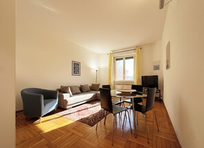 TV - Matt's Home - One Bedroom Apartment, Sleeps 4 (Milano)