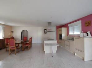 Fridge, microwave, oven, stovetop - Villa Green - 3-bedroom house with all comforts (Saint-Amé)