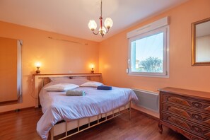 Iron/ironing board, bed sheets, wheelchair access