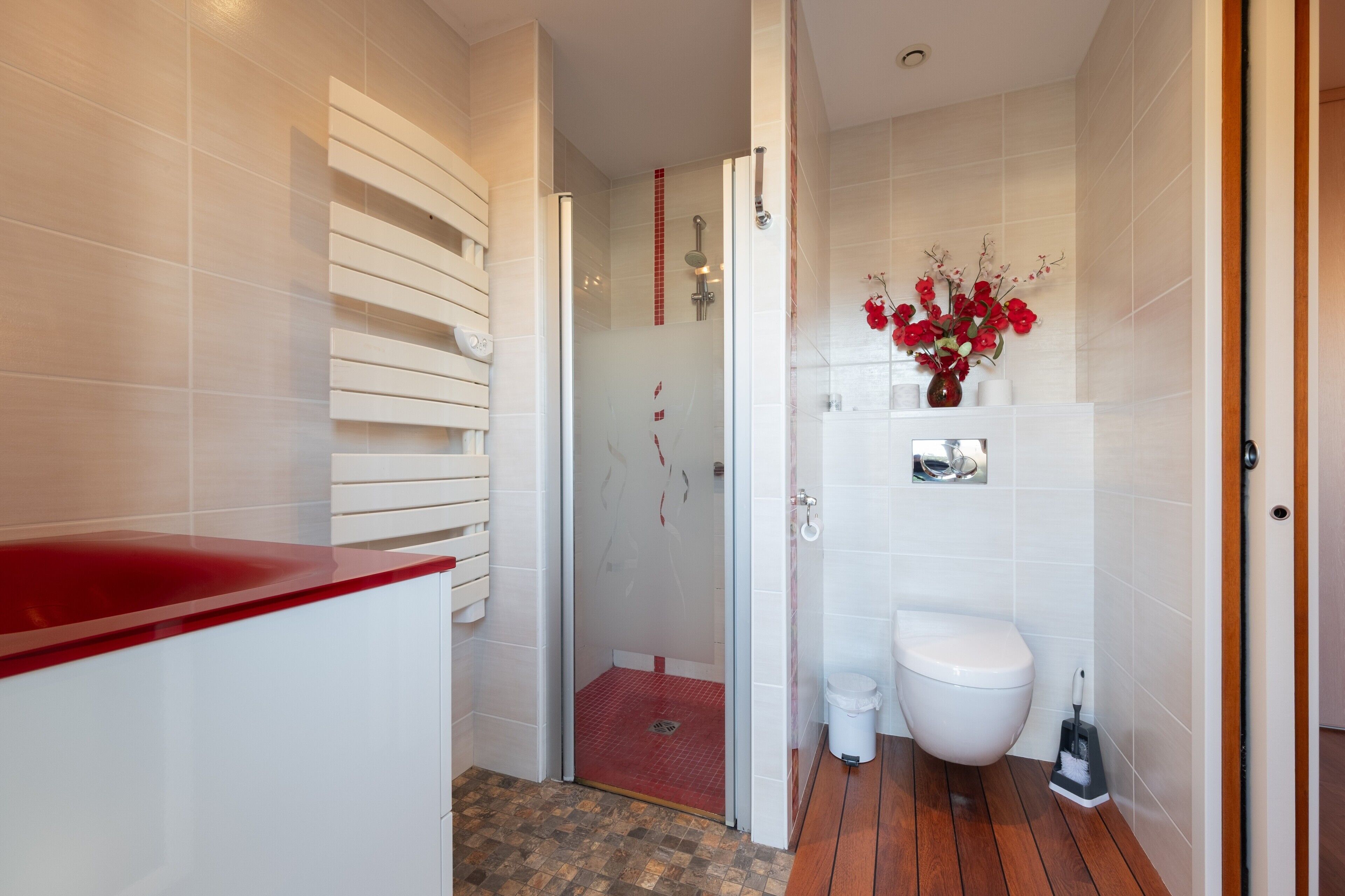 Een douche, een haardroger, handdoeken