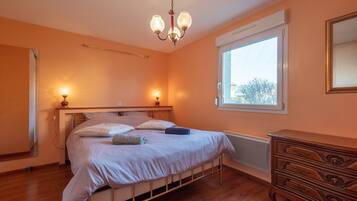 Fer et planche Ă repasser, draps fournis