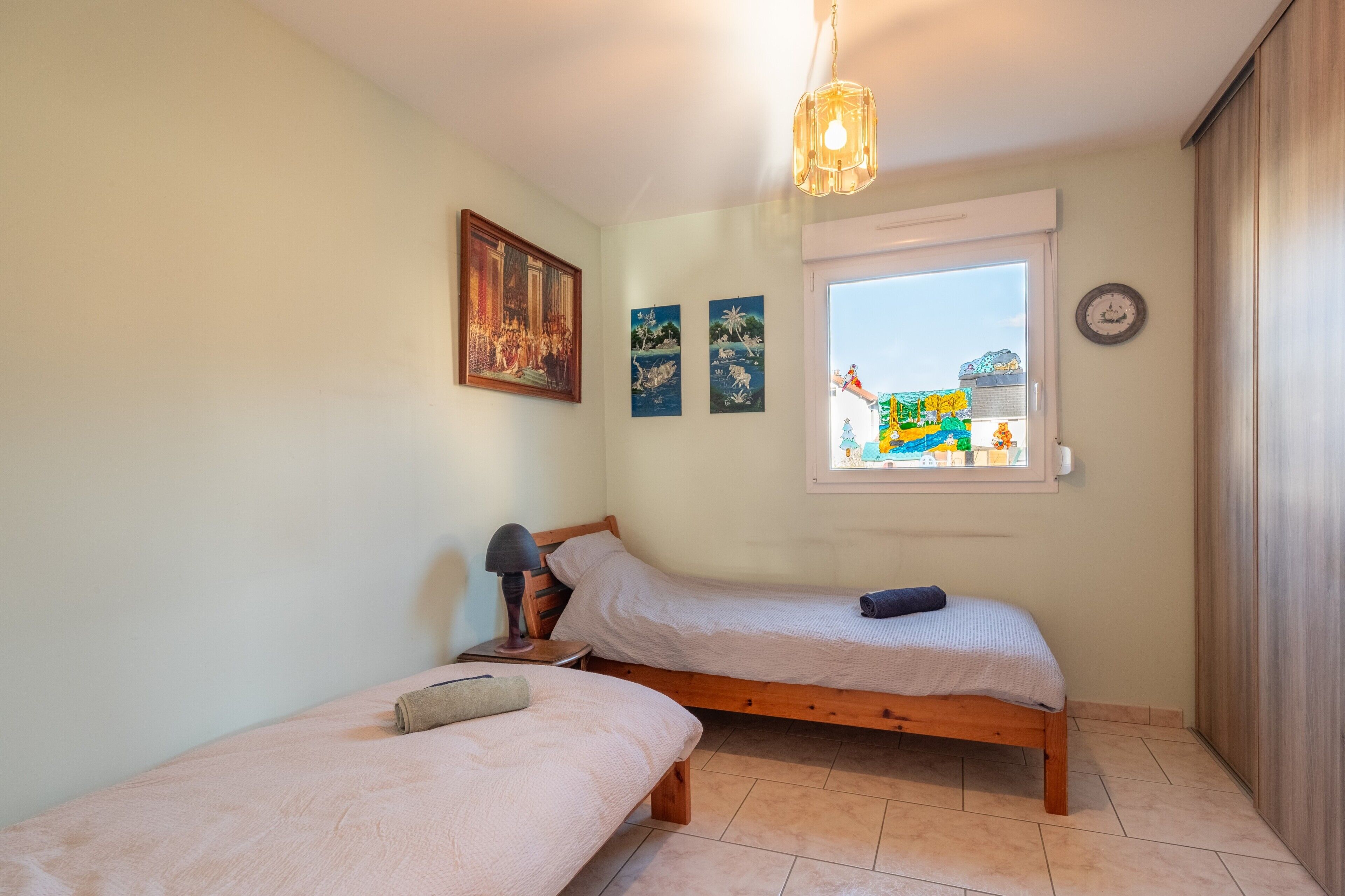 Iron/ironing board, bed sheets, wheelchair access