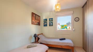 Iron/ironing board, bed sheets, wheelchair access