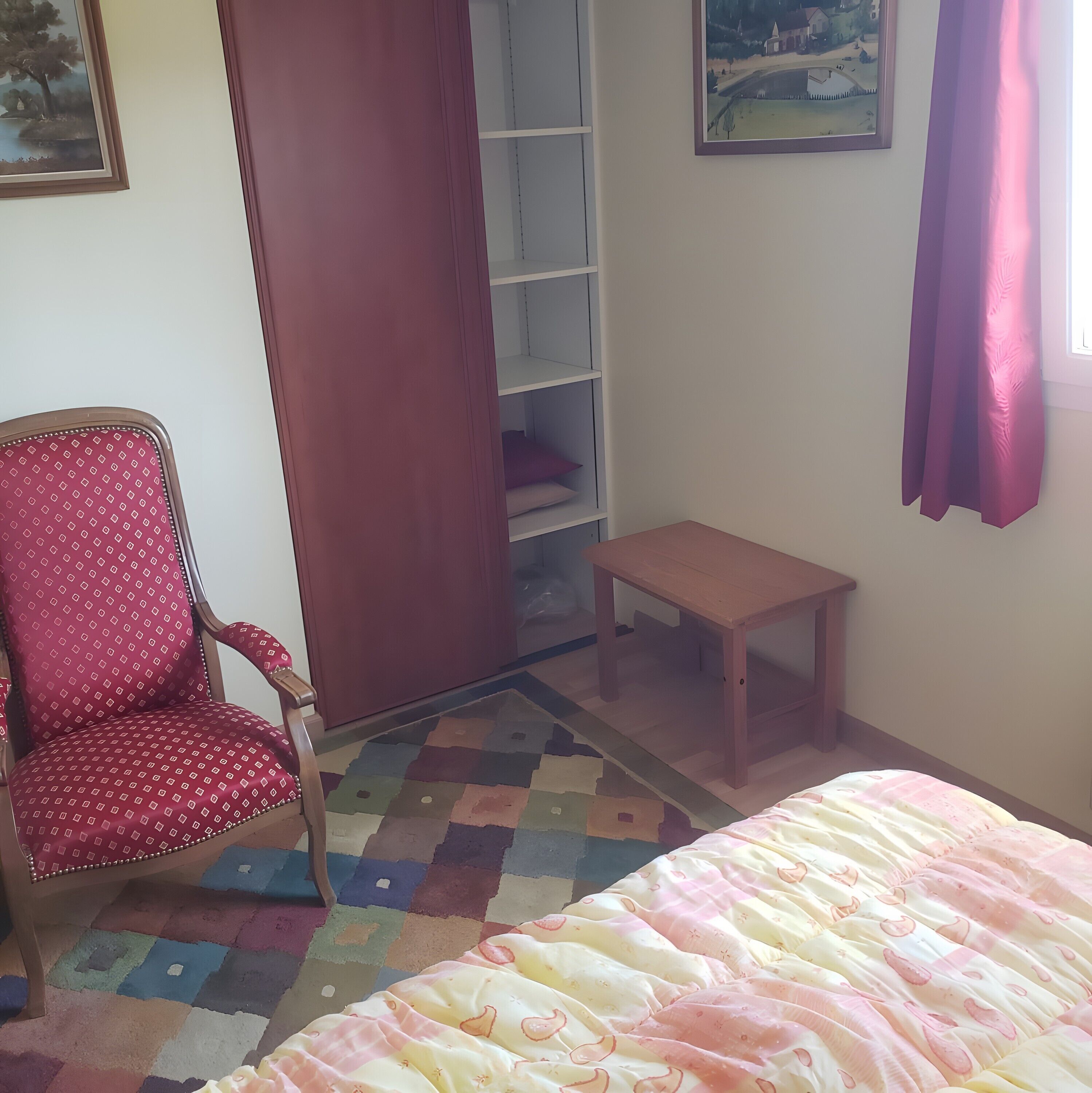 Een strijkplank/strijkijzer, beddengoed, rolstoeltoegang