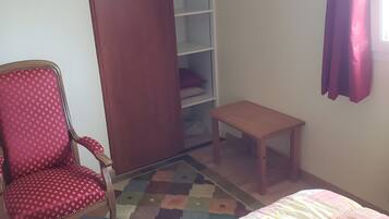 Een strijkplank/strijkijzer, beddengoed, rolstoeltoegang