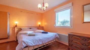 Iron/ironing board, bed sheets, wheelchair access