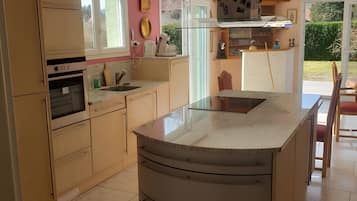 Een koelkast, een microgolfoven, een oven, een kookplaat