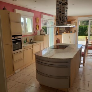 Fridge, microwave, oven, stovetop - Villa Green - 3-bedroom house with all comforts (Saint-Amé)