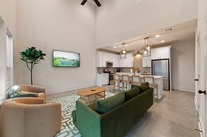 Maison en rangée luxueuse, 2 chambres | Décor unique, ameublement unique, fer et planche à repasser