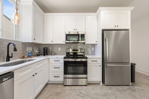 Luxury Townhome | Private kitchen - C'est Bon House (Lafayette)