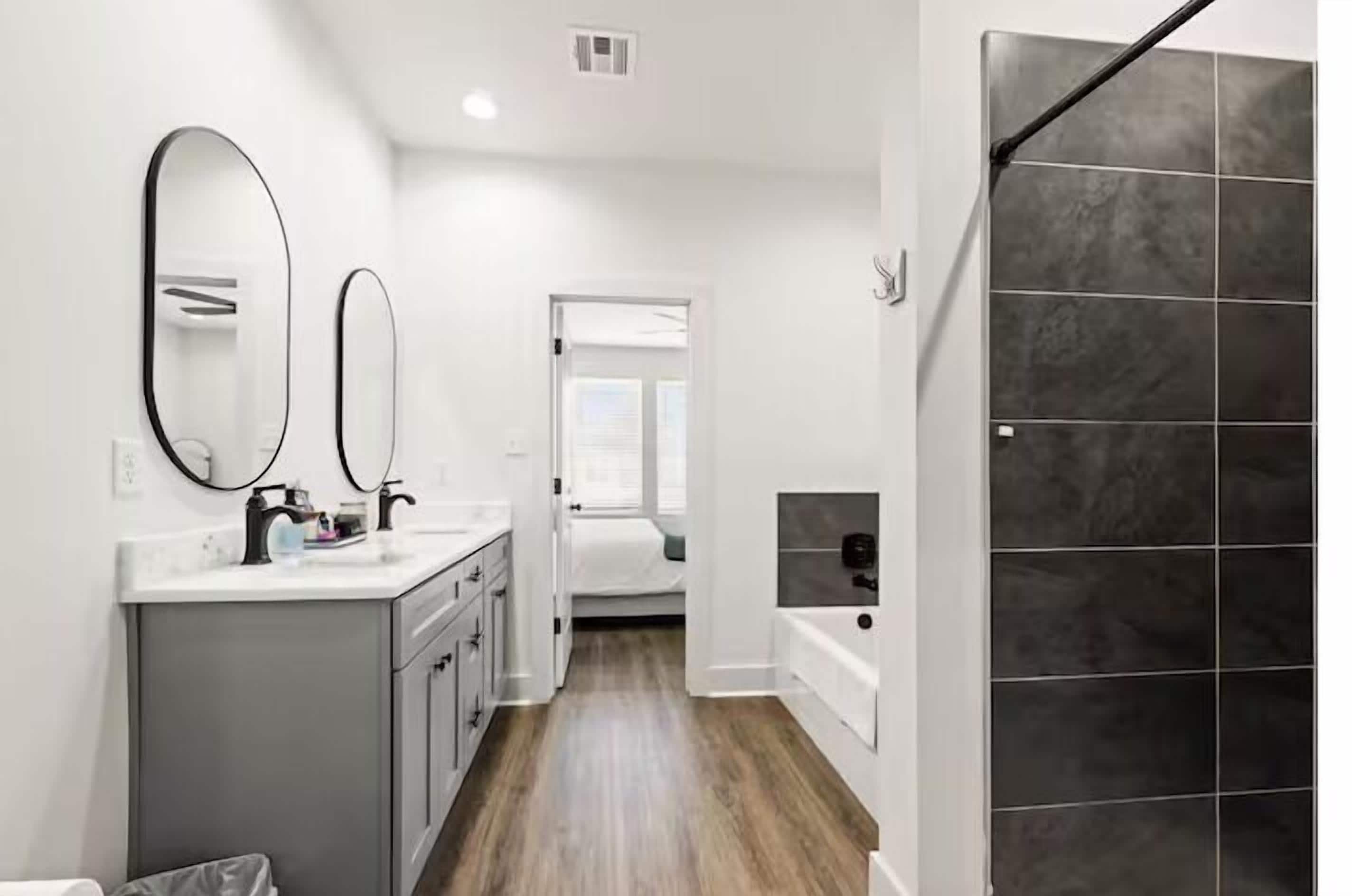 Casa de lujo, 2 habitaciones | Baño | Amenidades de baño gratuitas, secadora de cabello, toallas, jabón 